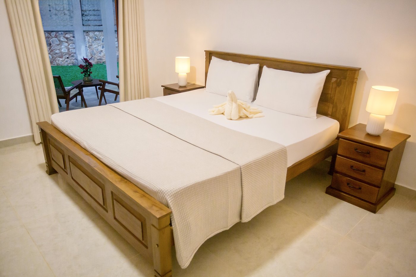King bedroom with glass doors to the garden