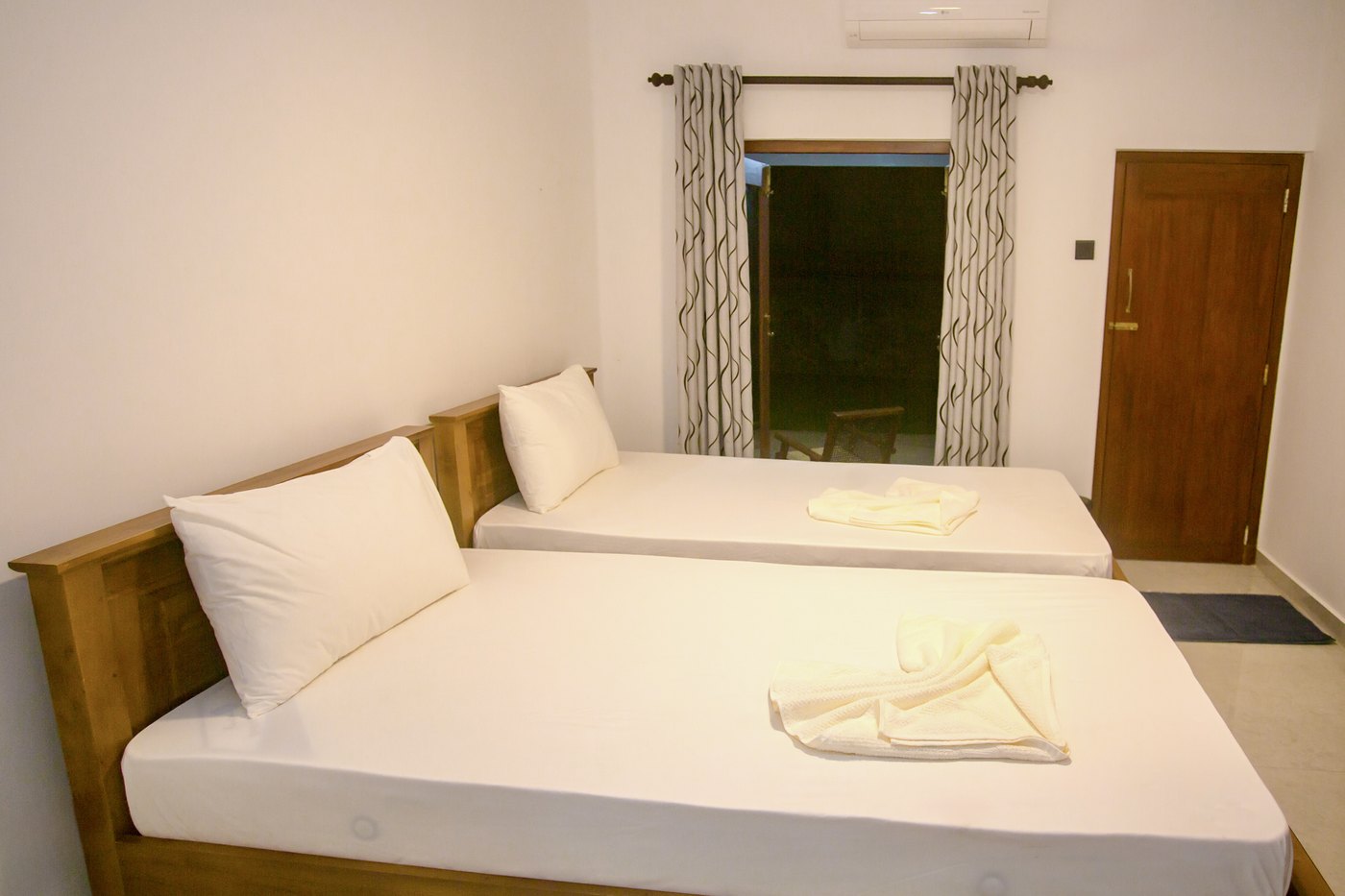 Twin bedroom with two single beds